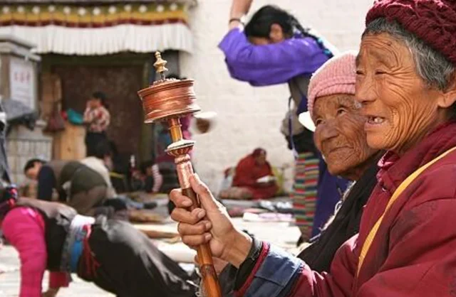 藏族同胞手中的转经筒是干什么的？